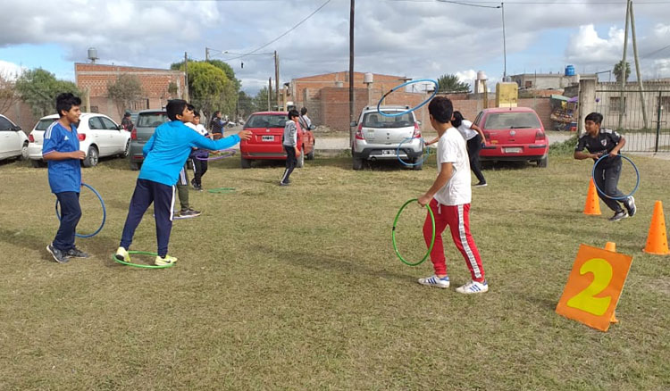 Estudiantes de nivel inicial y primario participan en actividades recreativas deportivas