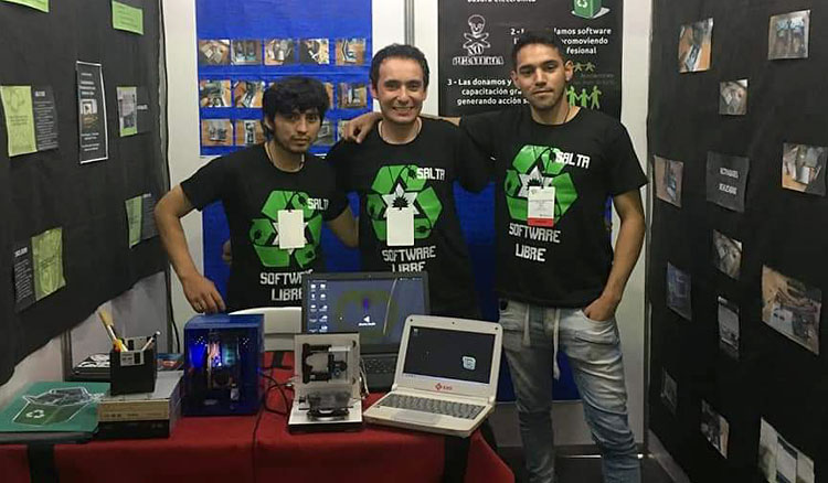 Un proyecto de estudiantes salteños sobre tecnología obsoleta y software libre Fotografía de estudiantes salteños