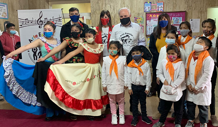 Más de 900 niños y jóvenes asisten al programa de arte escolar Fotografía niños y jóvenes que asisten al programa de arte escolar
