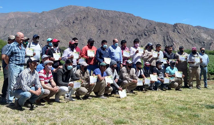 estudiantes de los Valles se capacitaron en manejo de tractor Fotografía estudiantes de los Valles se capacitaron en manejo de tractor