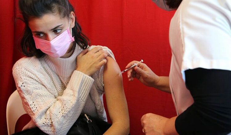 Mayores de 18 años pueden recibir la dosis de refuerzo a los 4 meses de la segunda Fotografía Mayores de 18 años pueden recibir la dosis de refuerzo a los 4 meses de la segunda
