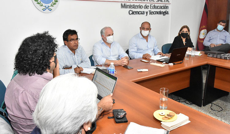 La Provincia ofreció el 40% de incremento salarial a gremios docentes Fotografía La Provincia ofreció el 40% de incremento salarial a gremios docentes