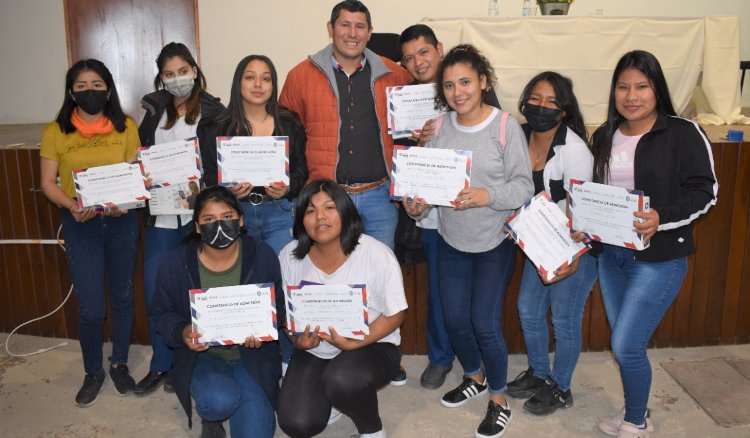 Entregaron certificados y tablets a estudiantes universitarios indígenas Entregaron certificados y tablets a estudiantes universitarios indígenas