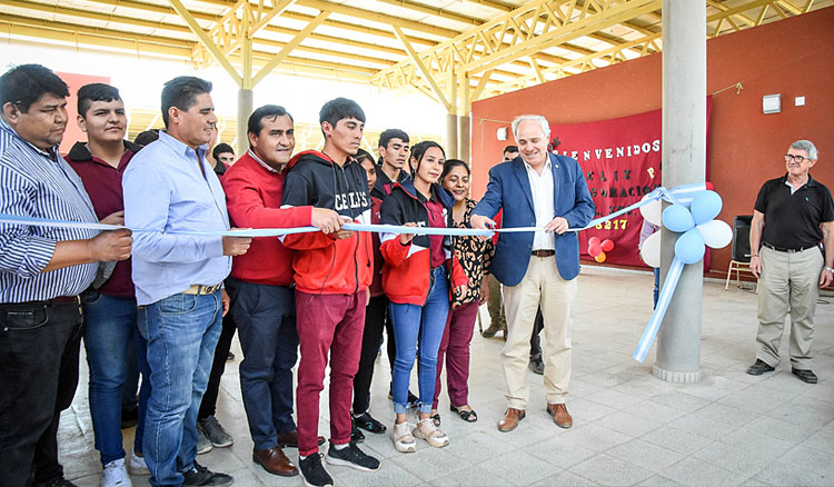 Fotografía Cánepa inauguró un colegio secundario en el paraje El Ocultar
