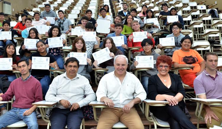 El legado del profe Córdoba no es solo la física sino también el esfuerzo, la amistad y el trabajo en equipo