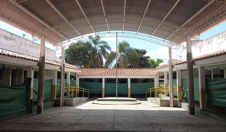 Fotografía Nuevo tinglado para una escuela de barrio La Loma