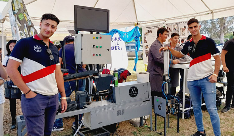 Estudiantes salteños crearon una máquina para fabricar ladrillos con botellas recicladas Fotografía Estudiantes salteños crearon una máquina para fabricar ladrillos con botellas recicladas