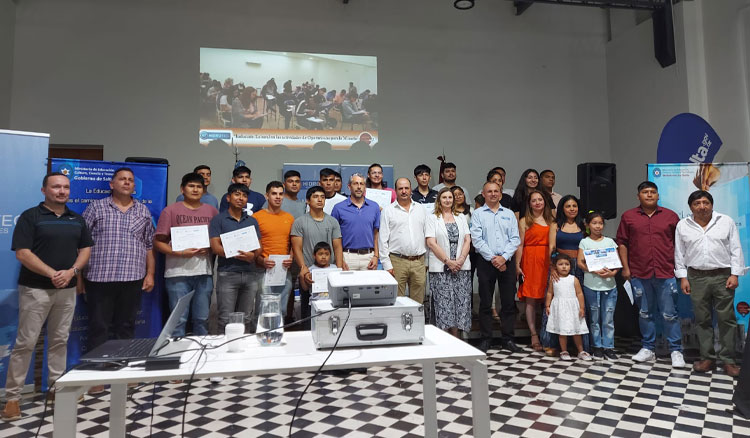 Jóvenes formados como operarios de actividades mineras recibieron su certificación