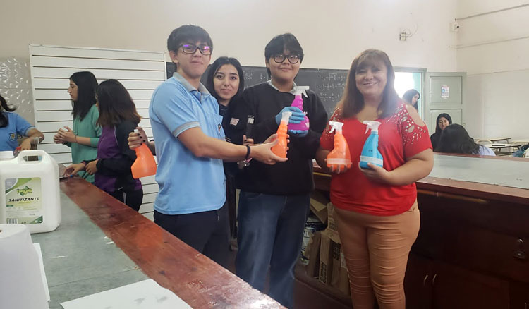 Alumnos de Güemes elaboraron un repelente para prevenir el Dengue Fotografía Alumnos de Güemes elaboraron un repelente para prevenir el Dengue