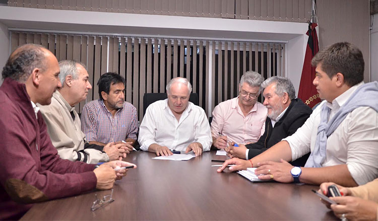 El Gobierno acordó con los gremios un aumento de 15% a cobrar el sábado además de una asignación extraordinaria Fotografía El Gobierno acordó con los gremios un aumento de 15%