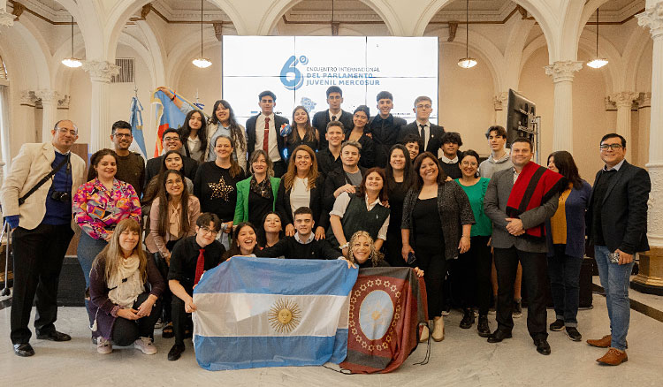 Salta presente en el VI Encuentro Internacional de Parlamento Juvenil Mercosur Fotografía Salta presente en el VI Encuentro Internacional de Parlamento Juvenil Mercosur