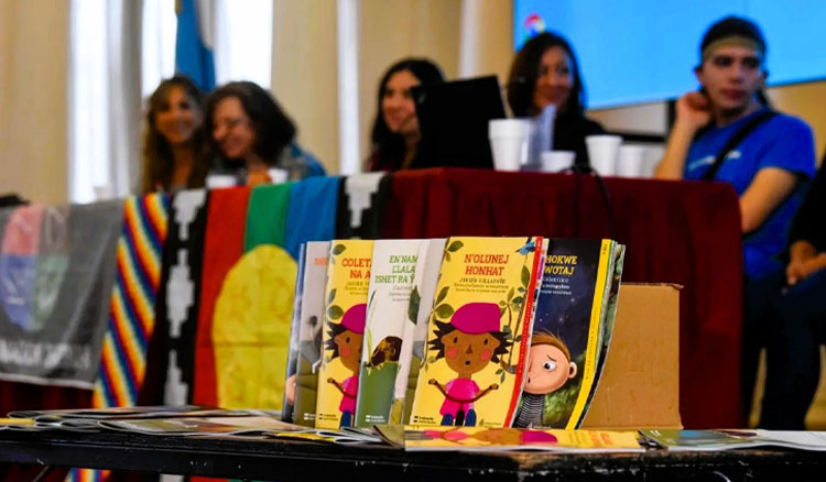 Fotografía Más de 260 escuelas de la provincia recibirán libros en lenguas indígenas