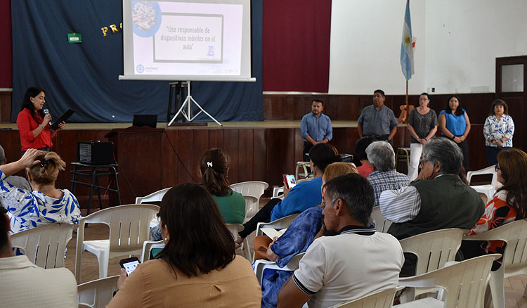 Fotografía: Finalizó el taller sobre uso responsable de dispositivos móviles en el aula