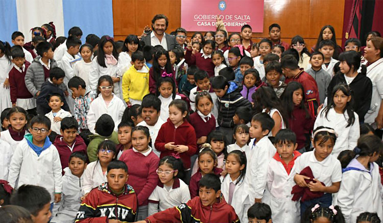 Sáenz entregó más de 250 mil manuales escolares Fotografía: Sáenz entregó más de 250 mil manuales escolares