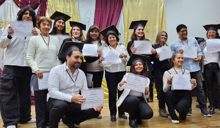 Educación entregó certificados a estudiantes de inglés, portugués, francés y chino Fotografía Educación entregó certificados a estudiantes de inglés, portugués, francés y chino