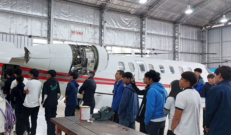 Alumnos optimizan su formación en aviación civil con prácticas en aeronaves reales Fotografía: Alumnos optimizan su formación en aviación civil con prácticas en aeronaves reales