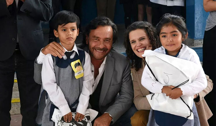 Fotografía: Gustavo Sáenz inició la entrega en Salta de más de 185.000 manuales y más de 265.000 kits escolares