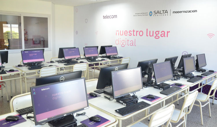 Fotografia: Provincia y Telecom pusieron en funcionamiento una novedosa Aula Digital para docentes