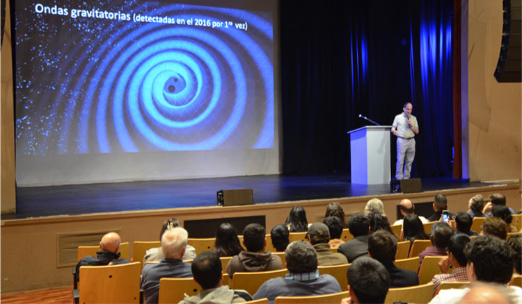 El prestigioso físico argentino Juan Martín Maldacena disertó a sala llena Fotografía: El prestigioso físico argentino Juan Martín Maldacena disertó a sala llena