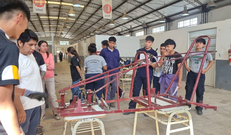 Imagen: Alumnos de la escuela técnica N° 3148 se preparan para la Eco Race 2025