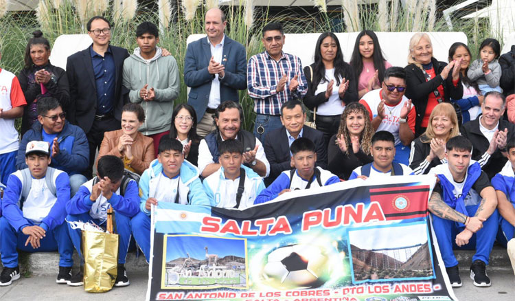 De la Puna a China: Sáenz despidió a estudiantes que inician un viaje enriquecedor para su futuro profesional y personal Fotografía: De la Puna a China: Sáenz despidió a estudiantes que inician un viaje enriquecedor para su futuro profesional y personal