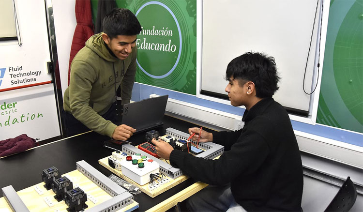 Fotografía: Estudiantes de Campo Quijano desarrollan herramientas tecnológicas en un Aula Taller Móvil de última generación