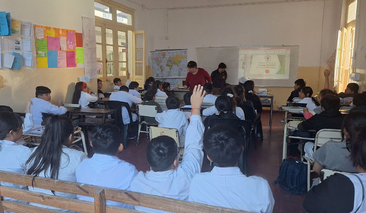 Fotografía: Estudiantes investigan la importancia de los árboles en el medio ambiente