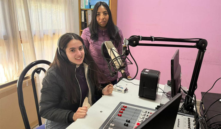 Fotografía: Estudiantes de Vaqueros se forman y comunican a través de la radio escolar