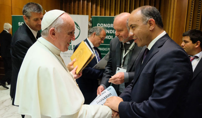 El ministro de Educación le entregó al Papa Francisco cartas de estudiantes