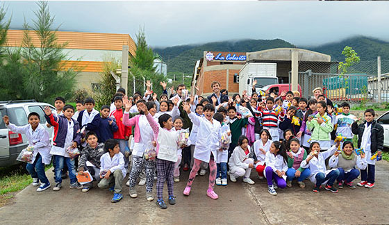 Alumnos de primaria conocieron los procesos productivos en dos fábricas salteñas Alumnos de primaria conocieron los procesos productivos en dos fábricas salteñas