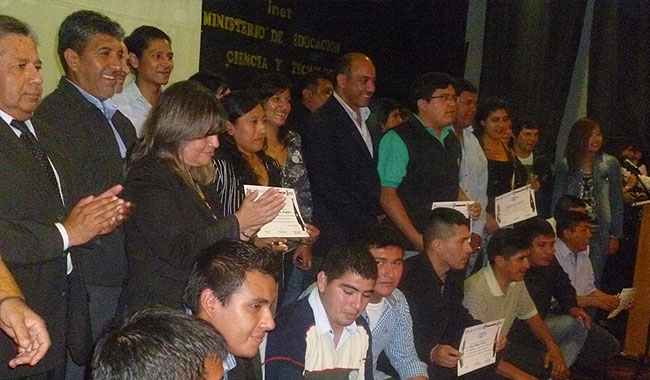 Recibieron su título tras haber cursado el programa Fines Tec Recibieron su título tras haber cursado el programa Fines Tec