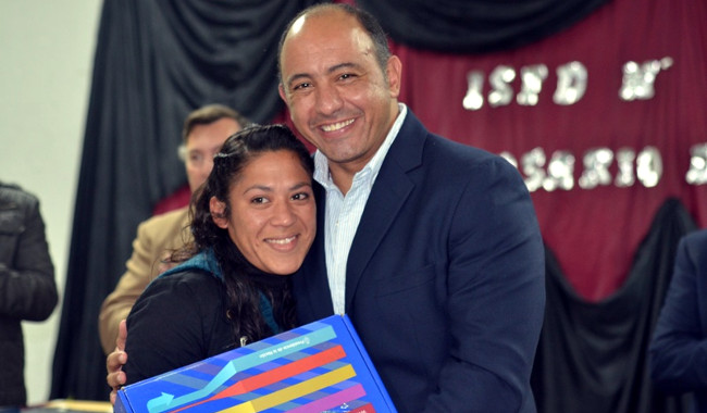 Alumnos del Instituto de Formación Docente de Rosario de Lerma recibieron sus netbook