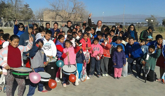 En el Playón Educativo de Bº La Paz se lanzó la Campaña del Abrigo title=