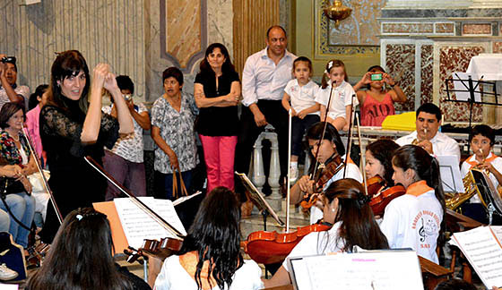 Niños del coro de villa Asunción y la orquesta del Hogar Escuela