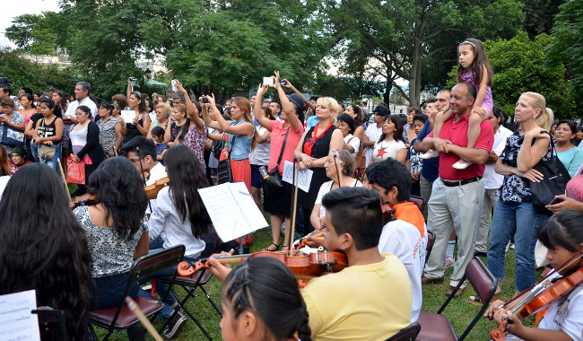 450 niños y jóvenes de orquestas y coros escolares presentaron repertorios en el Mercado Artesanal