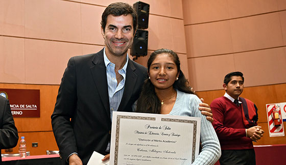 Las becas al mérito significan un reconocimiento a la voluntad de superación de nuestros jóvenes Las becas al mérito significan un reconocimiento a la voluntad de superación de nuestros jóvenes