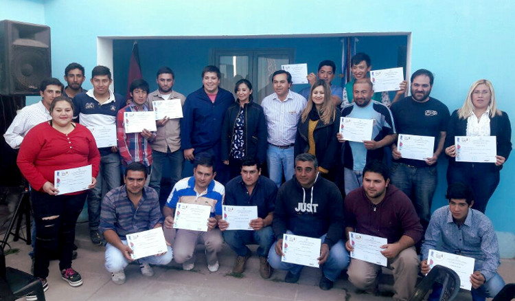 En La Candelaria se entregaron certificados de los cursos del aula taller móvil de automotores
