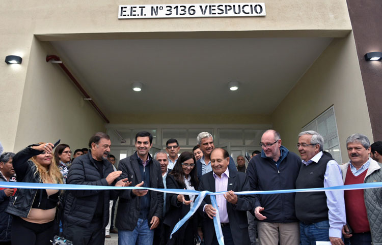 Urtubey inauguró un moderno edificio para la escuela técnica de General Mosconi Urtubey inauguró un moderno edificio para la escuela técnica de General Mosconi