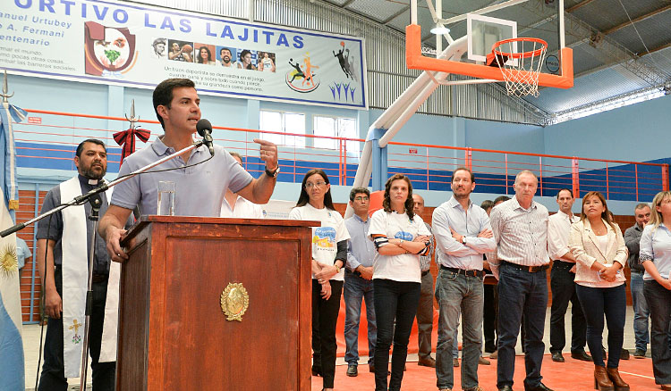 Urtubey inauguró un moderno complejo polideportivo en Las Lajitas Urtubey inauguró un moderno complejo polideportivo en Las Lajitas