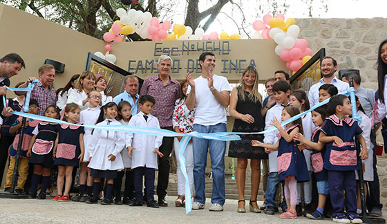 En Vaqueros el Gobernador habilitó obras de pavimento y ampliación de una escuela