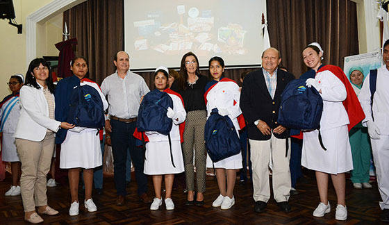 Se realizó la entrega de mochilas técnicas a estudiantes de Enfermería Se realizó la entrega de mochilas técnicas a estudiantes de Enfermería