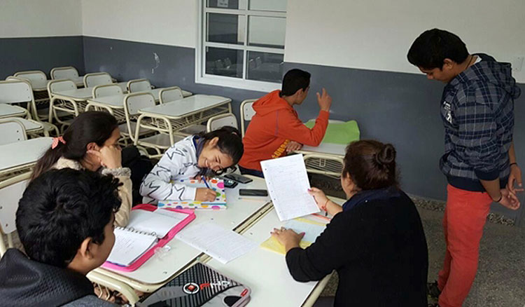 Educadores comunitarios brindan apoyo escolar Educadores comunitarios brindan apoyo escolar