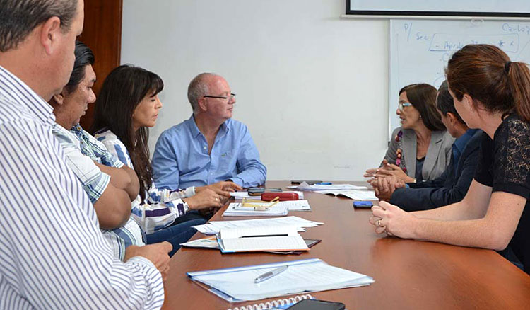 Programa sobre desarrollo de emprendimientos y trabajo en equipo Programa sobre desarrollo de emprendimientos y trabajo en equipo