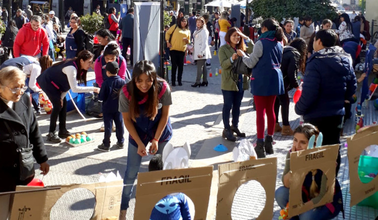 Alumnos y docentes de los institutos de Educación Superior participaron de los festejos por el Día de los Jardines de Infantes Alumnos y docentes de los institutos de Educación Superior participaron de los festejos por el Día de los Jardines de Infantes