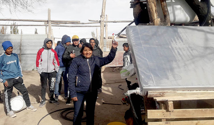 Familias de Payogasta se beneficiaron con calefones solares construidos por estudiantes