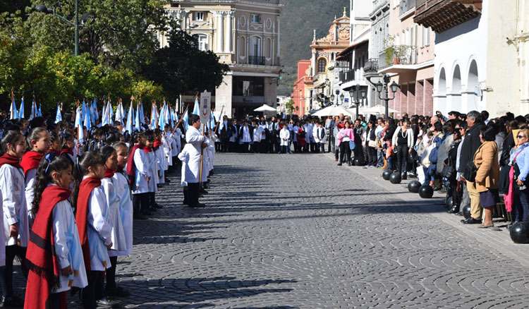 Estudiantes de instituciones educativas prometieron lealtad a la bandera Estudiantes de instituciones educativas prometieron lealtad a la bandera