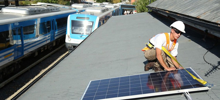 Paneles solares instalados en la estación San Martín de la Línea Mitre. Paneles solares instalados en la estación San Martín de la Línea Mitre.