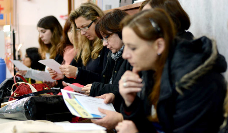 Hasta el 25 de abril los docentes deberán presentar la documentación de actualización de los títulos y acreditaciones Hasta el 25 de abril los docentes deberán presentar la documentación de actualización de los títulos y acreditaciones