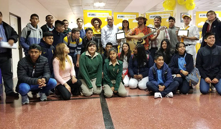 Alumnos de diferentes E.E.T. viajan en vuelo inaugural de Fly Bondy Alumnos de diferentes E.E.T. viajan en vuelo inaugural de Fly Bondy