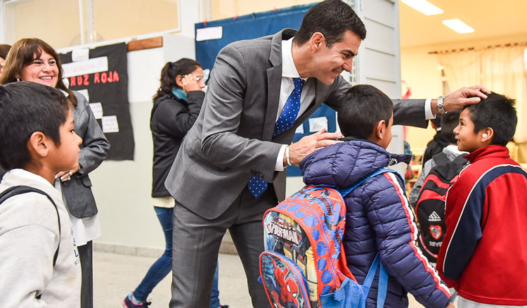 En barrio Progreso el gobernador Urtubey visitó la escuela Mercedes Lavín